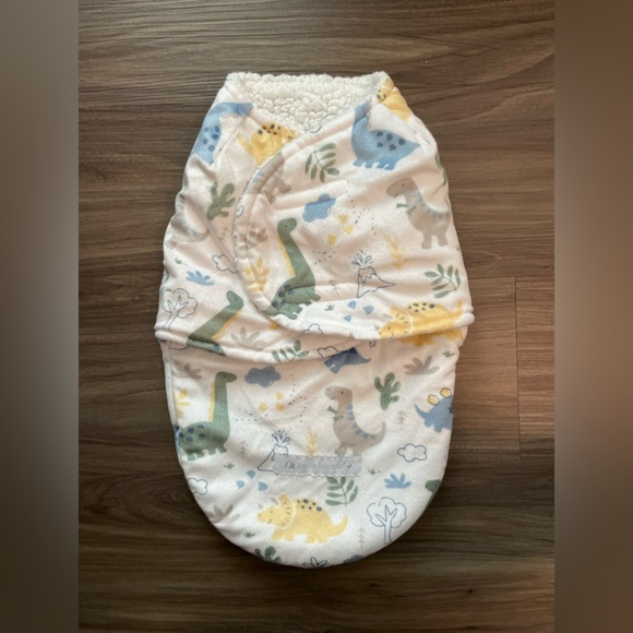 Petite L’Amour for Baby Dinosaur Print Sherpa Swaddle Blanket OS - Picture 3 of 6